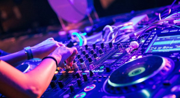 DJ-FESTA-CASAMENTO-ANIVERSARIO-15-ANOS-EVENTO-CORPORATIVO-EVENTOS-SOCIAIS-SONORIZACAO-ILUMINACAO-DJ-FESTA-BALADA.jpg